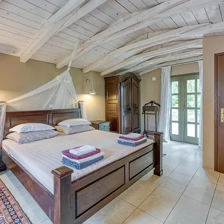 Villa Menta 2 2445 *