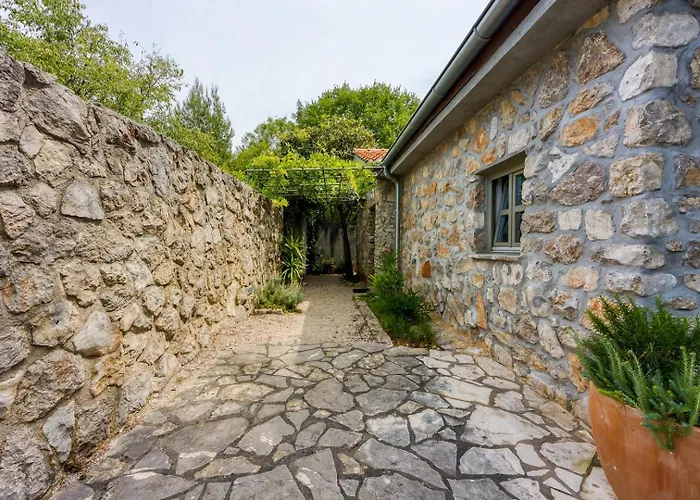 Villa Menta 2 2445 *